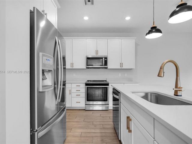 Дом в аренду по адресу 1595 Evergreen Ter - фото 7473896