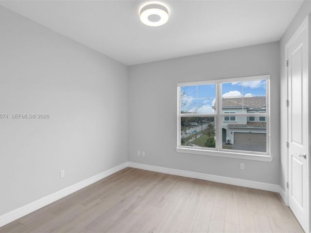 Дом в аренду по адресу 1595 Evergreen Ter - фото 7473905