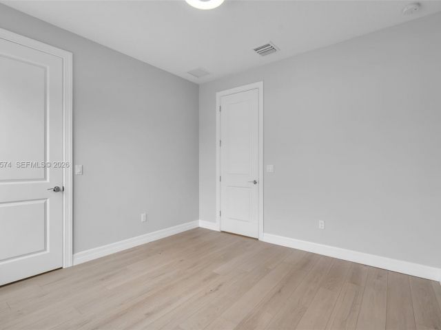 Дом в аренду по адресу 1595 Evergreen Ter - фото 7473907