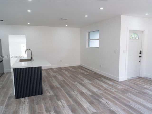 Дом в аренду по адресу 2600 NW 108th St - фото 7445628