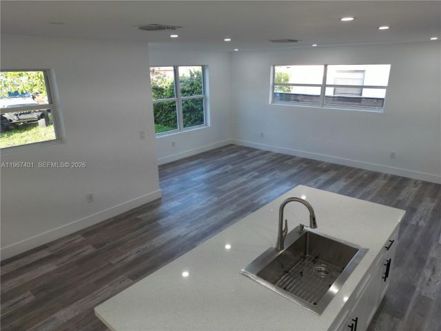 Дом в аренду по адресу 2600 NW 108th St - фото 7445630