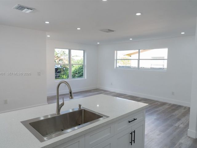 Дом в аренду по адресу 2600 NW 108th St - фото 7445634