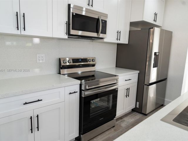 Дом в аренду по адресу 2600 NW 108th St - фото 7445635