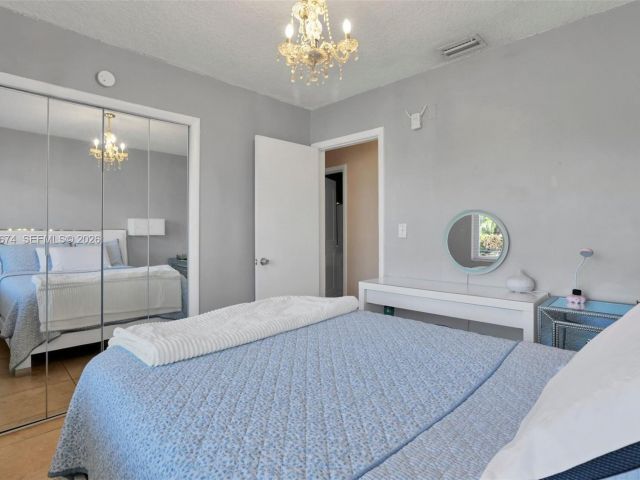 Продажа дома по адресу 1901 SW 90th Ave - фото 7449117