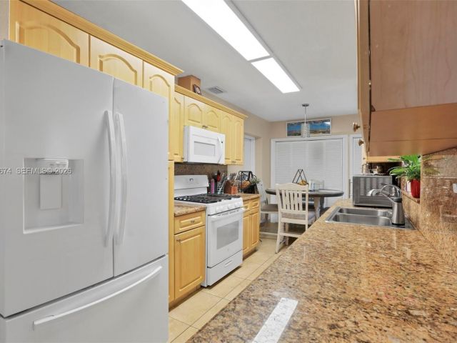 Продажа дома по адресу 1901 SW 90th Ave - фото 7449125