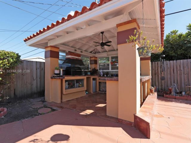 Продажа дома по адресу 1901 SW 90th Ave - фото 7449130