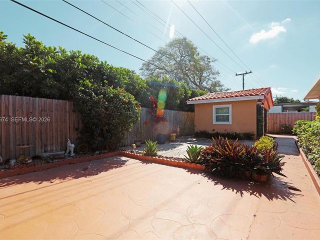 Продажа дома по адресу 1901 SW 90th Ave - фото 7449131