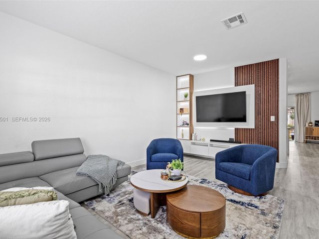 Дом в аренду по адресу 5725 NW 114th Path 114 - фото 7445812