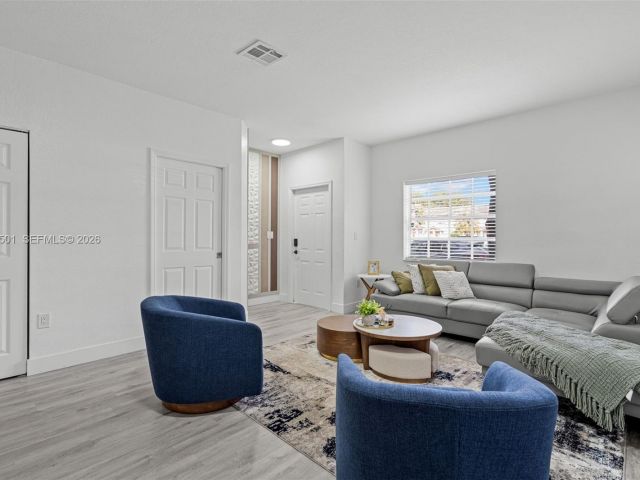 Дом в аренду по адресу 5725 NW 114th Path 114 - фото 7445813