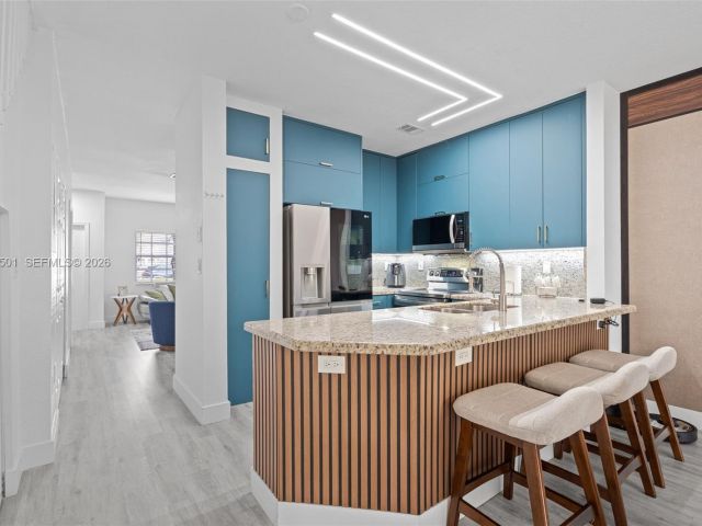 Дом в аренду по адресу 5725 NW 114th Path 114 - фото 7445815