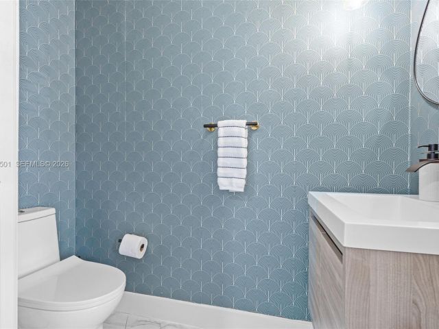 Дом в аренду по адресу 5725 NW 114th Path 114 - фото 7445817