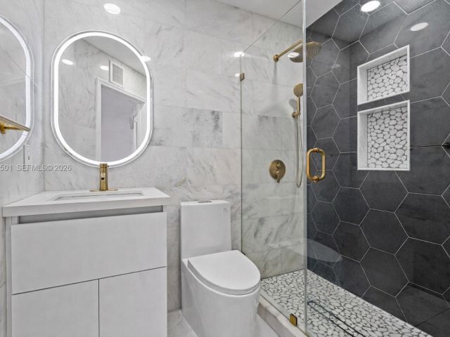 Дом в аренду по адресу 5725 NW 114th Path 114 - фото 7445820