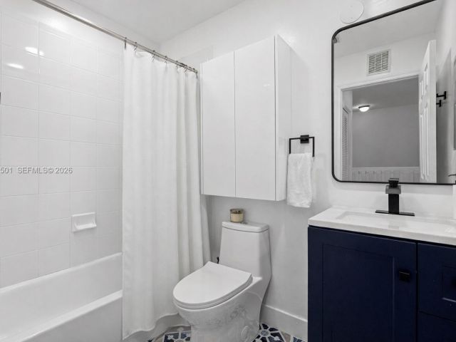 Дом в аренду по адресу 5725 NW 114th Path 114 - фото 7445823