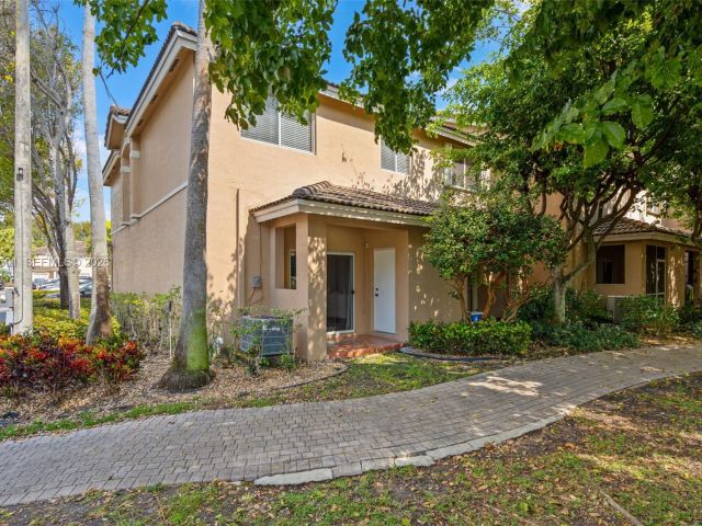 Дом в аренду по адресу 5725 NW 114th Path 114 - фото 7445827