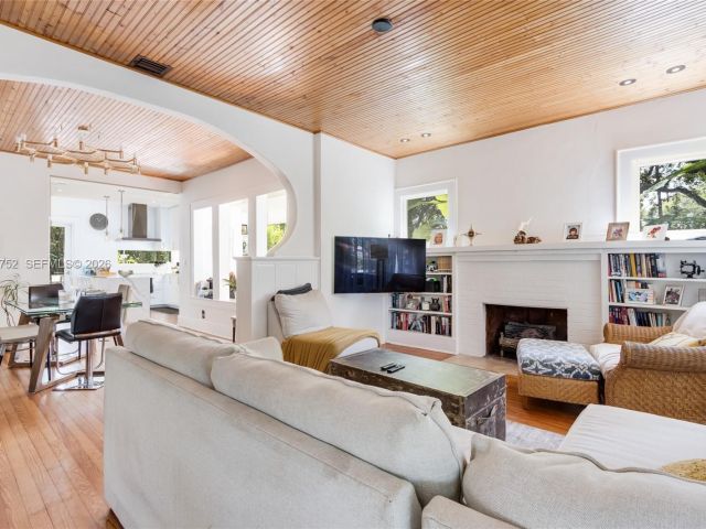 Дом в аренду по адресу 665 NE 120th St - фото 7483907