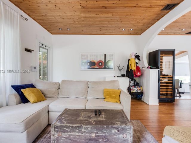 Дом в аренду по адресу 665 NE 120th St - фото 7483909