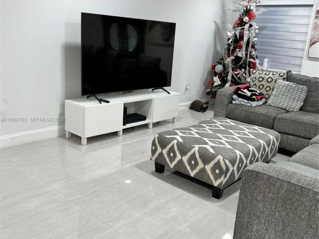 Продажа дома по адресу 6284 SW 26th St - фото 7493743