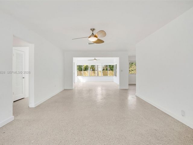 Дом в аренду по адресу 9372 Abbott Ave - фото 7446173