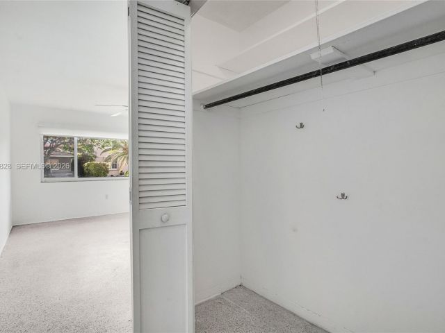 Дом в аренду по адресу 9372 Abbott Ave - фото 7446190