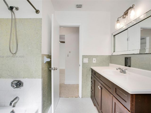 Дом в аренду по адресу 9372 Abbott Ave - фото 7446200