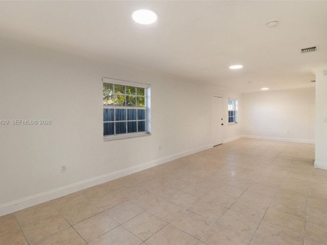 Продажа дома по адресу 1518 NW 65th St - фото 7446050