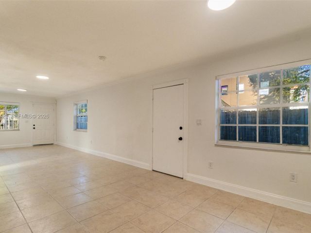 Продажа дома по адресу 1518 NW 65th St - фото 7446051