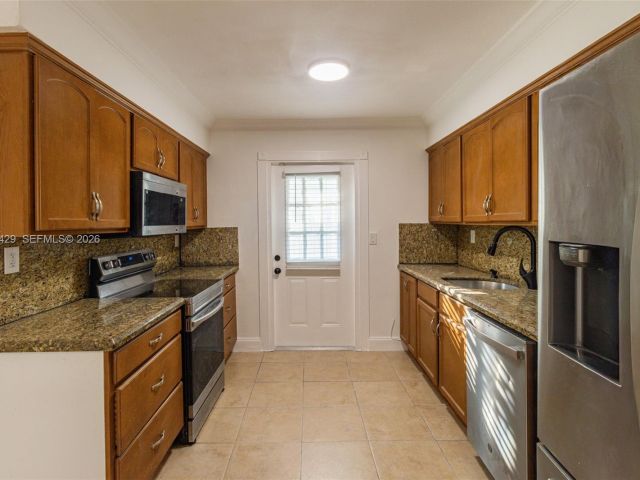 Продажа дома по адресу 1518 NW 65th St - фото 7446054