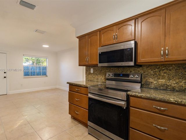 Продажа дома по адресу 1518 NW 65th St - фото 7446055