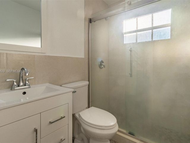 Продажа дома по адресу 1518 NW 65th St - фото 7446063