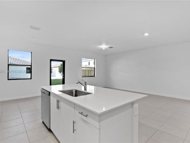 Дом в аренду по адресу 11947 SW 241st Ter 0 - фото 7493015