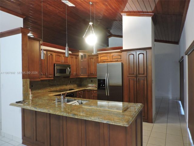 Дом в аренду по адресу 10753 SW 142nd Ct 0 - фото 7449424