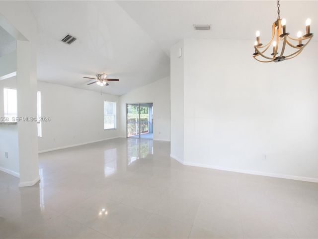 Продажа дома по адресу 452 SE 20th Dr - фото 7492769