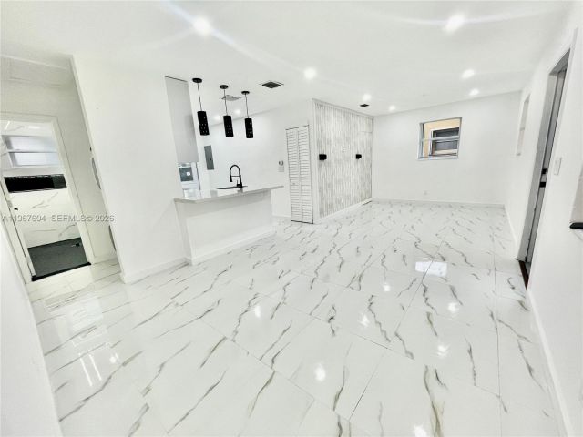 Дом в аренду по адресу 1409 NE 151st Ter 1409 - фото 7480916