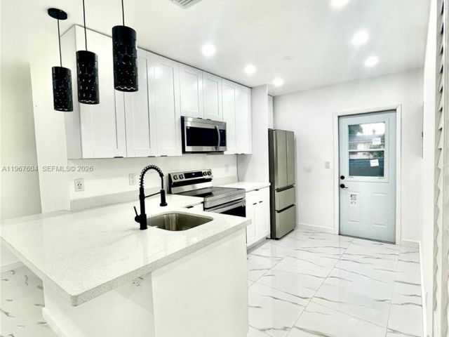 Дом в аренду по адресу 1409 NE 151st Ter 1409 - фото 7480917