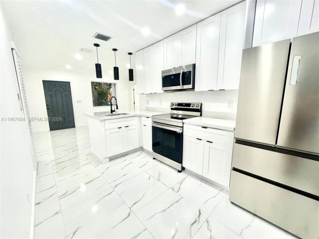 Дом в аренду по адресу 1409 NE 151st Ter 1409 - фото 7480919