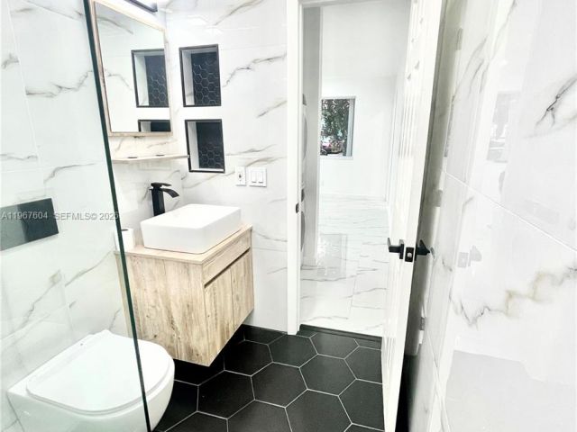 Дом в аренду по адресу 1409 NE 151st Ter 1409 - фото 7480923