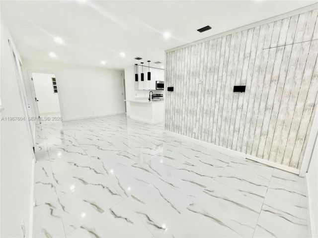 Дом в аренду по адресу 1409 NE 151st Ter 1409 - фото 7480928