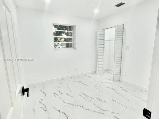 Дом в аренду по адресу 1409 NE 151st Ter 1409 - фото 7480931