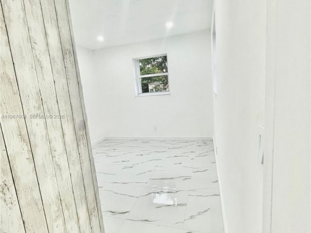 Дом в аренду по адресу 1409 NE 151st Ter 1409 - фото 7480938