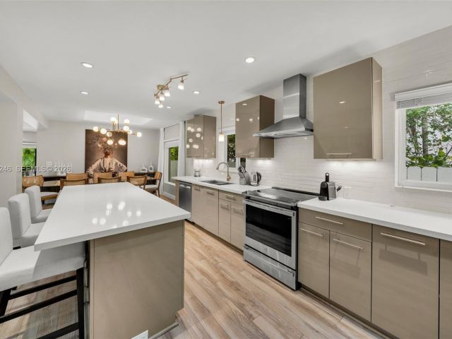 Продажа дома по адресу 736 W 51 st - фото 7517904