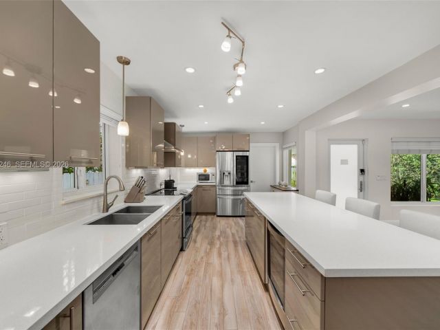 Продажа дома по адресу 736 W 51 st - фото 7517905