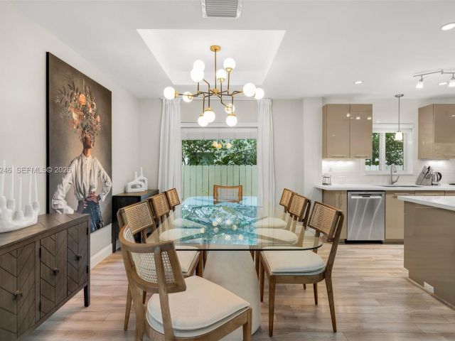 Продажа дома по адресу 736 W 51 st - фото 7517906