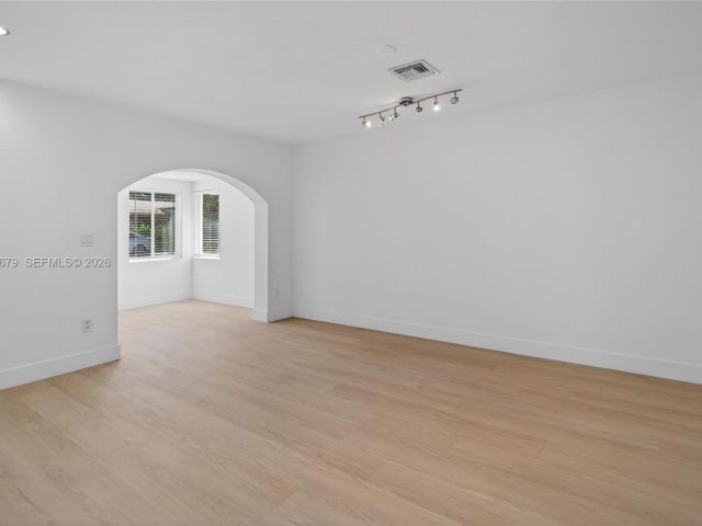 Продажа дома по адресу 1113 N Victoria Park Rd - фото 7483417