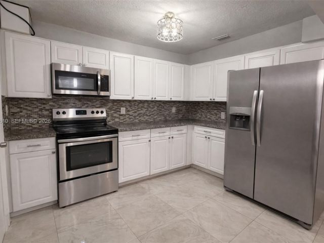 Продажа дома по адресу 4500 NW 3rd Ave - фото 7446110