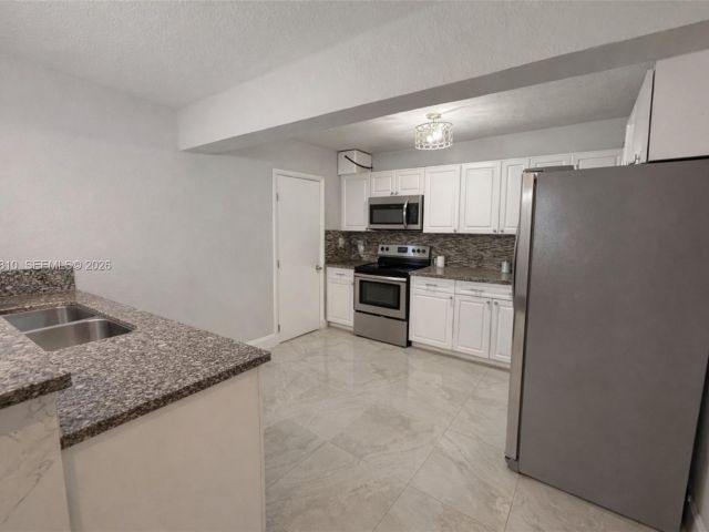 Продажа дома по адресу 4500 NW 3rd Ave - фото 7446111