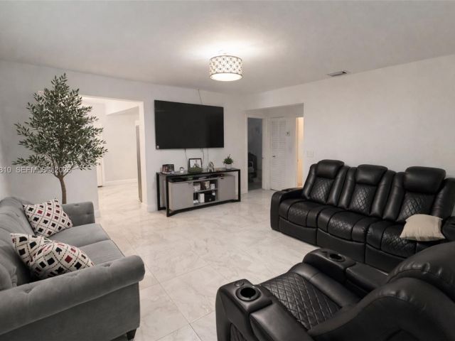 Продажа дома по адресу 4500 NW 3rd Ave - фото 7446119