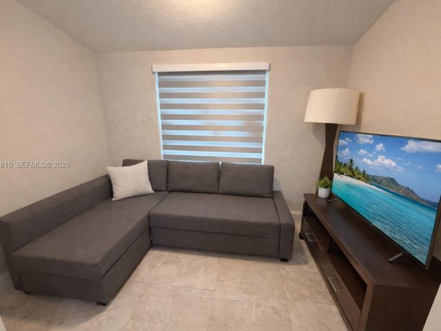 Продажа дома по адресу 4500 NW 3rd Ave - фото 7446125