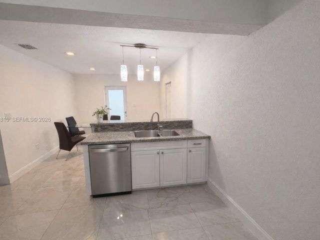 Продажа дома по адресу 4500 NW 3rd Ave - фото 7446126