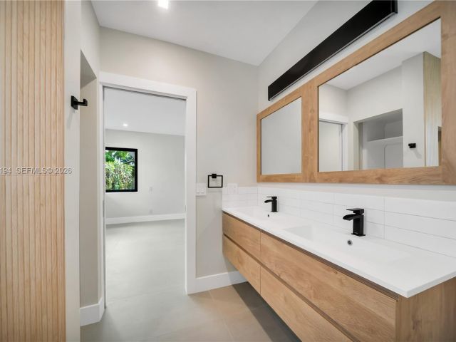 Дом в аренду по адресу 910 W 47th Ct - фото 7525453