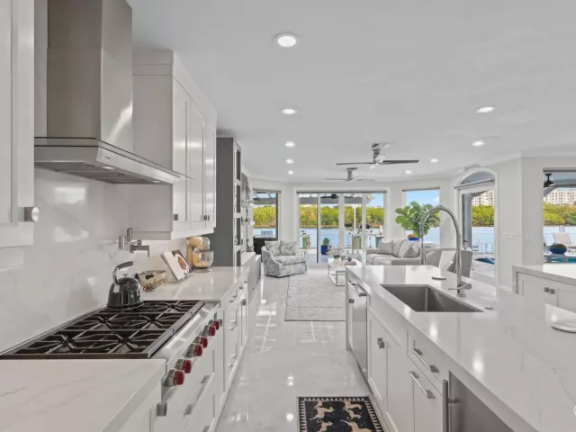 Продажа дома по адресу 7188 NE 8th Drive - фото 9030648